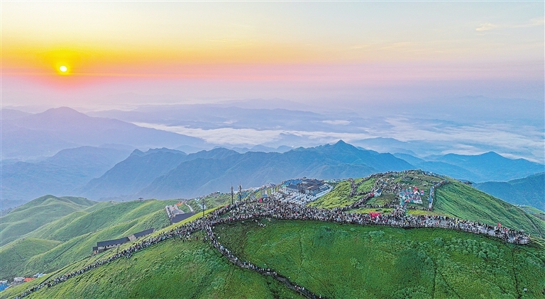 萍鄉武功山風景名勝區：日出絢爛 美如畫卷（圖）