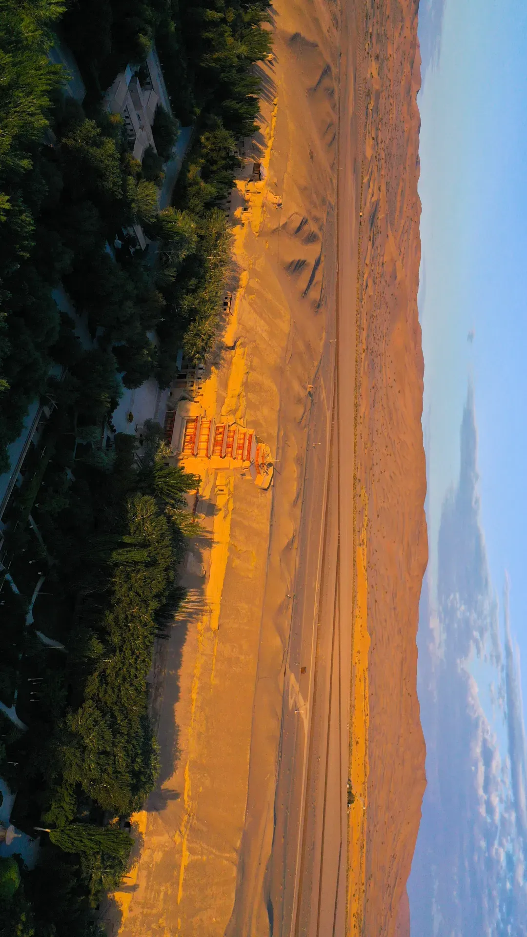 当清晨第一缕阳光照亮敦煌莫高窟,这颗世界文明长河中的明珠散发出璀璨光芒。张铁梁/摄