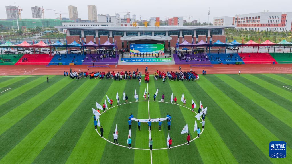 8月5日，各参赛代表队旗帜在开幕式上入场（无人机照片）。新华社记者　郎兵兵　摄