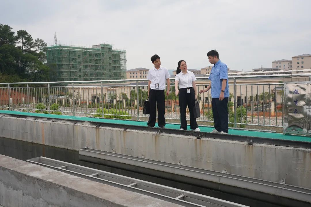图为近日，该市德安县纪检监察干部在县丰林水厂围绕制水工艺流程、设备维护等进行监督检查。梅秀群 摄