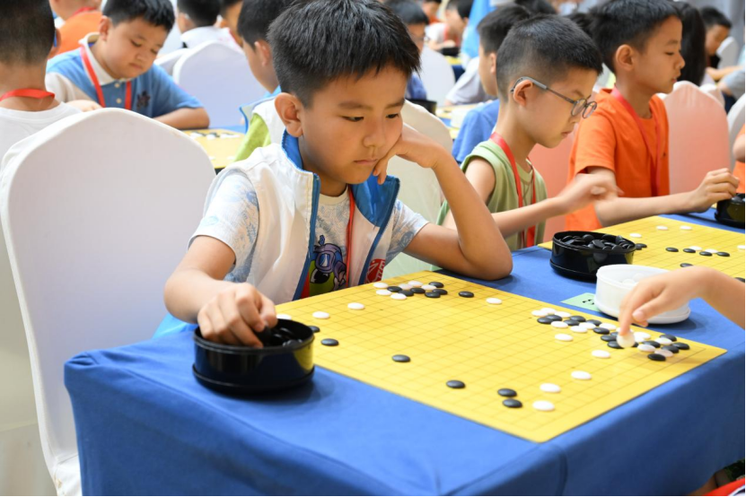 山东即墨：青少年摆擂对弈 逐鹿棋盘