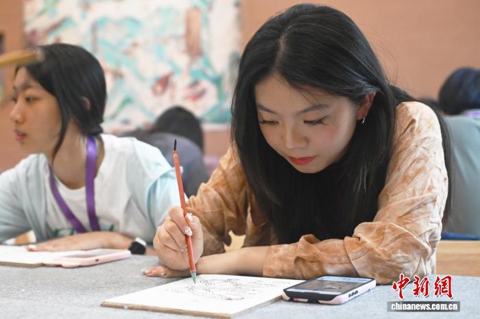 8月1日，在位于甘肃省敦煌市的莫高学堂内，两岸婚生子女暑期研学活动成员进行敦煌壁画临摹。中新社记者　李亚龙　摄