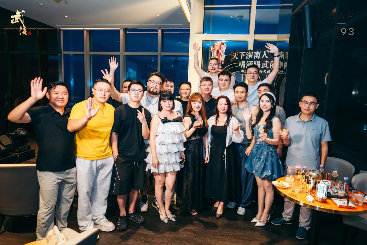 当白酒遇上年轻态“琥珀兑青春” 收获满堂喝彩