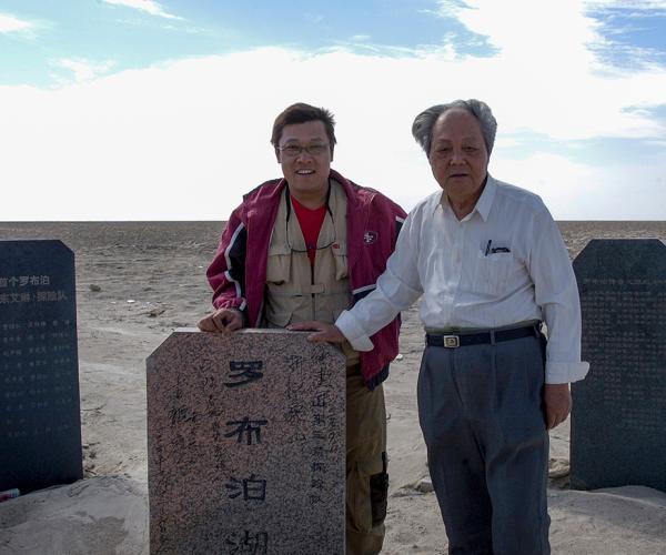 2005年,冯其庸先生(右)和丁和(左)在新疆罗布泊