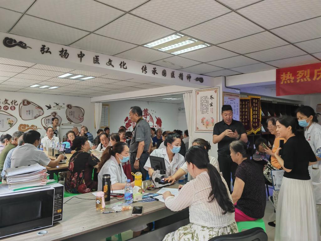 7月8日,重庆市江北区五里店街道渝能阳光社区“享老驿站”内,医生正在为老年居民们进行中医义诊。(受访者供图)