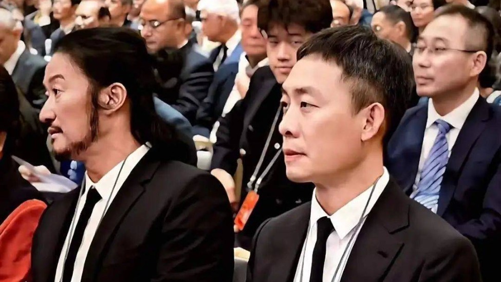 吴京为戏留长发蓄络腮胡，与张译默契亮相，状态对比太明显！封面图