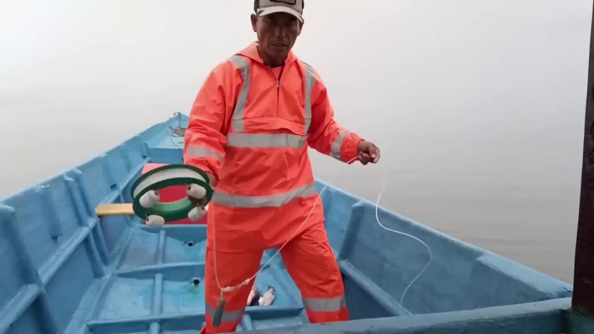 越南渔民抓到300斤龙趸，这鱼国内叫龙胆石斑鱼，大家见识一下