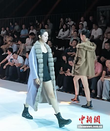 8月2日，活动现场，秋冬服装新品展示。俱凝搏 摄