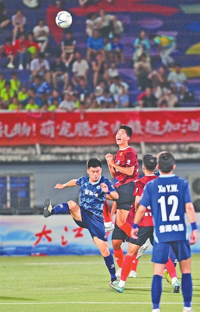 7月12日，贛超揭幕戰，南昌隊球員與景德鎮隊球員爭頂頭球。