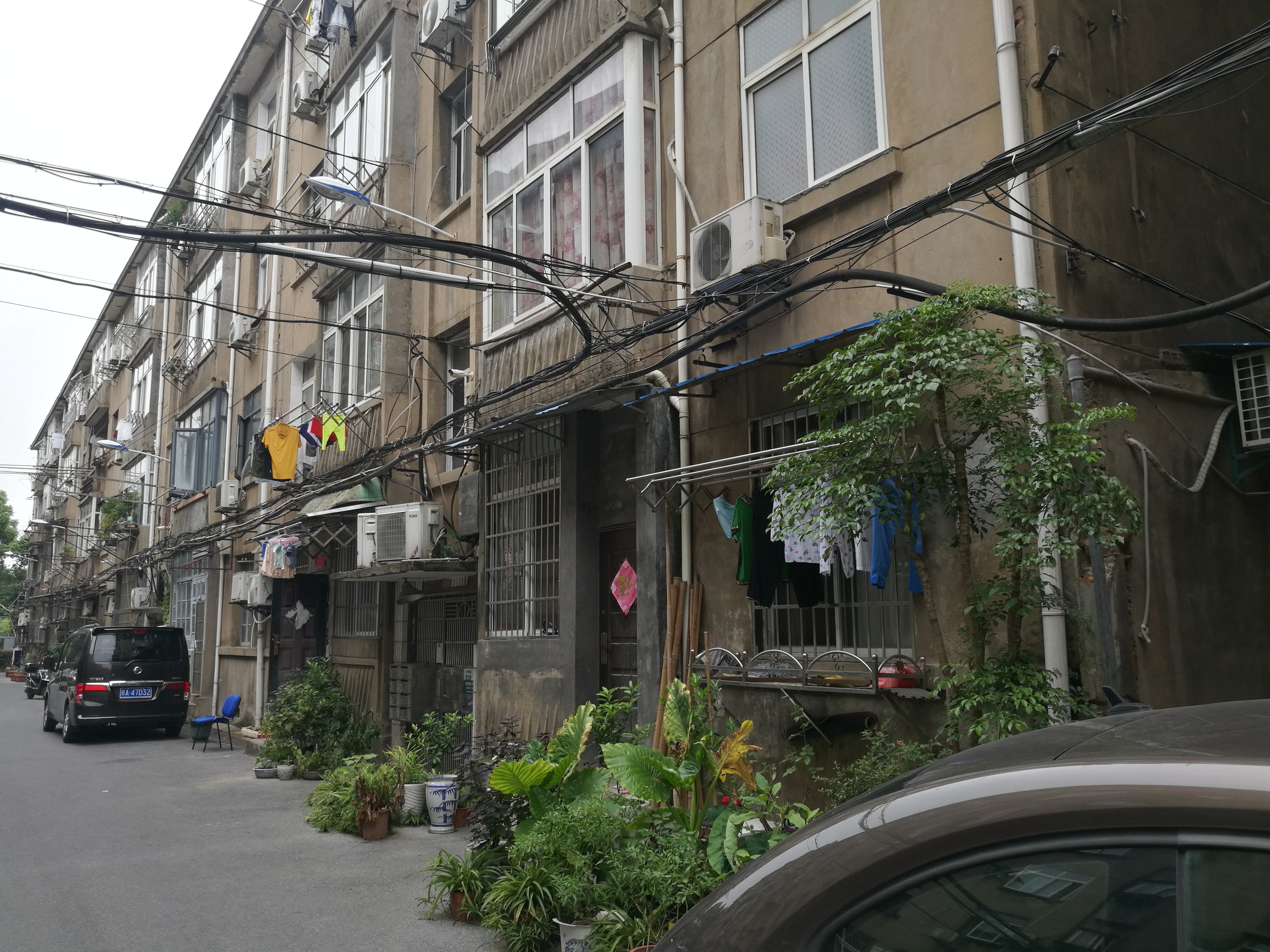▲重建前的老楼存在诸多安全隐患。 本文图片由周亮提供