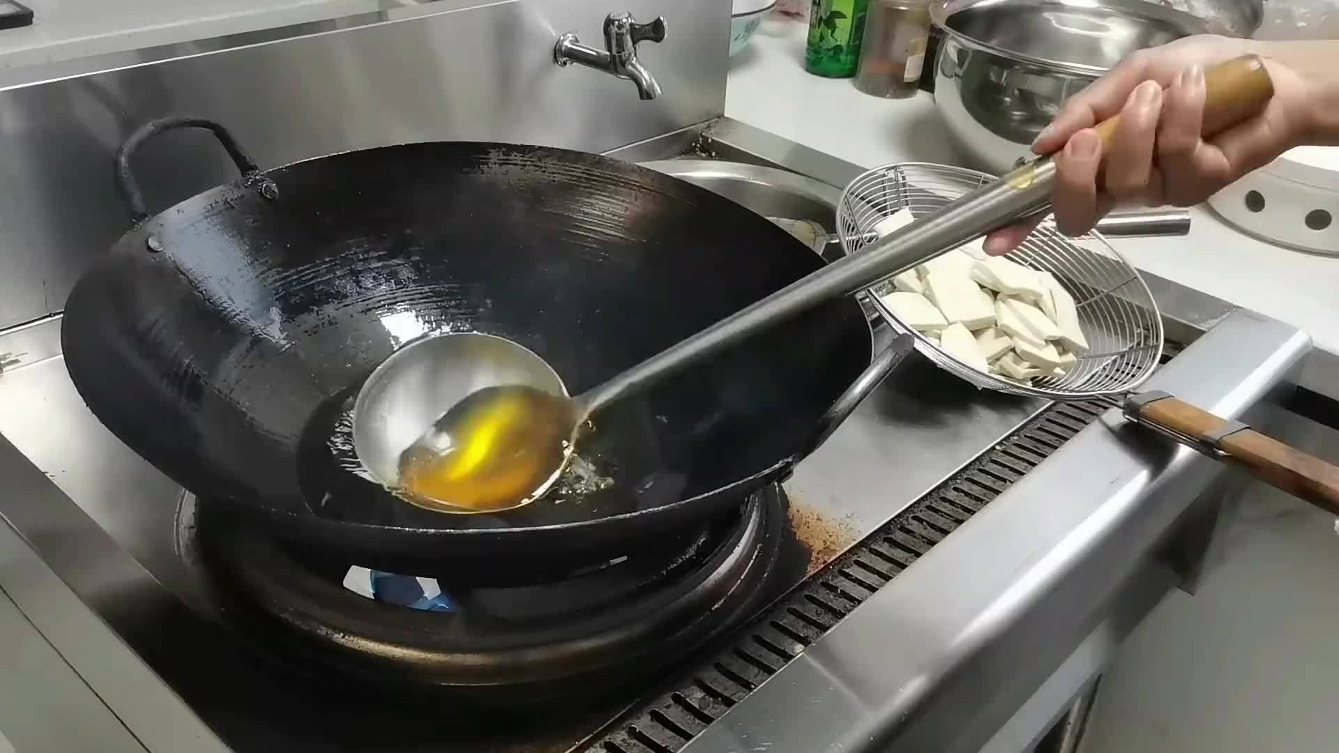 00后小伙叫板厨师长，做了道小炒豆腐，老板看了无可挑剔