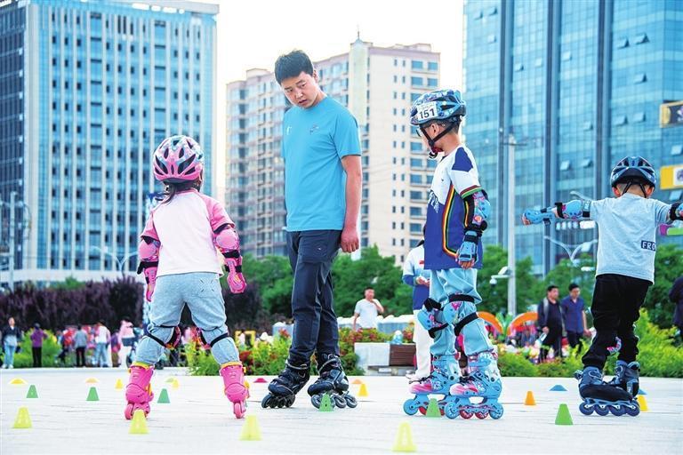 教练带孩子们学习轮滑 兰州新区报记者 罗晋业 摄