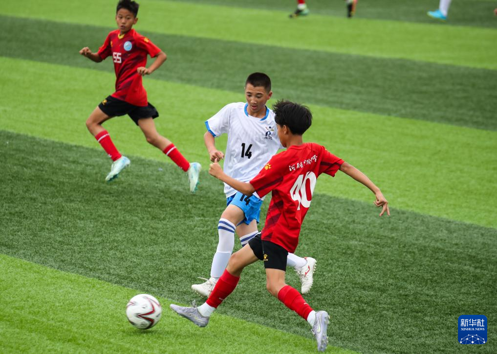 8月5日，河南省实验中学代表队球员徐梓博（右一）和甘肃省古浪县代表队球员李旭尧（右二）在U13男子组比赛中拼抢。新华社记者　郎兵兵　摄