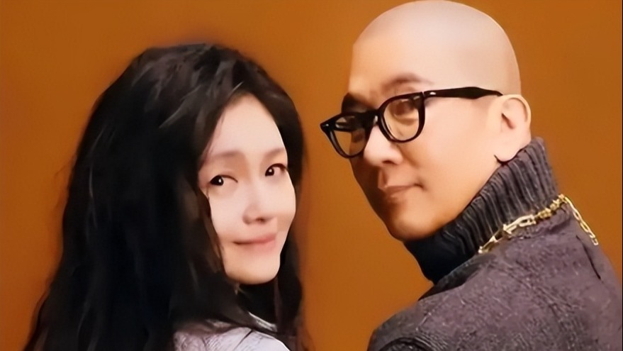 具俊晔又作上秀了！穿雨衣、拖鞋去大S墓地，摆满了手绘合照封面图