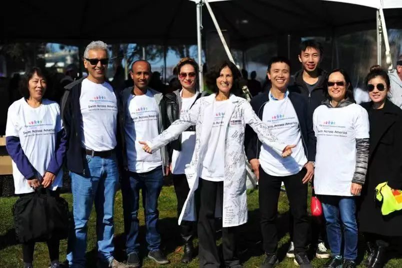 赵丕明参加慈善募捐活动