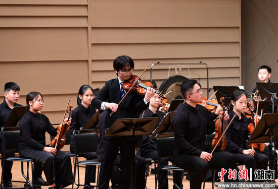 演出现场。