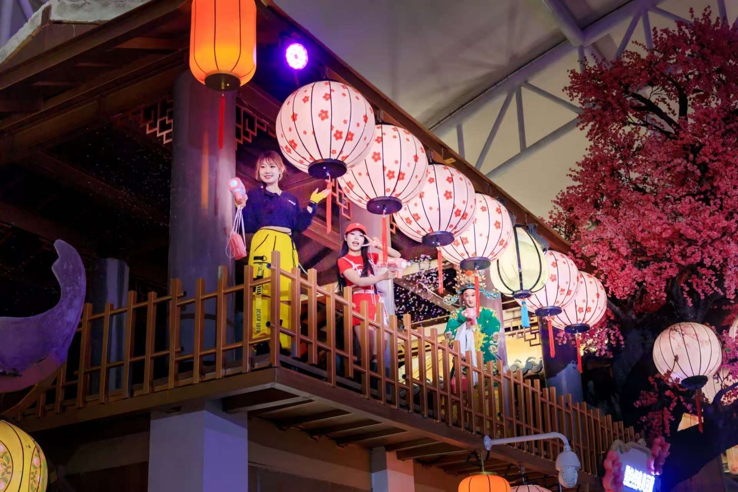 肥城梦幻桃花源主题街区一角 董敏摄