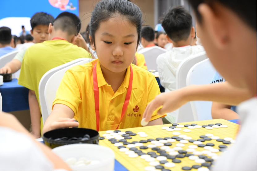 山东即墨：青少年摆擂对弈 逐鹿棋盘