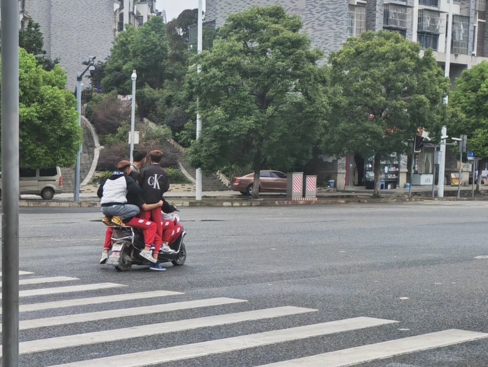 2025年5月，在西部某乡镇中学附近，多名未成年人同乘一辆电瓶车。