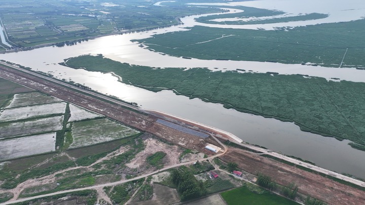 这是6月30日在湖南省岳阳市华容县团洲垸拍摄的重修加固后的洞庭湖大堤。