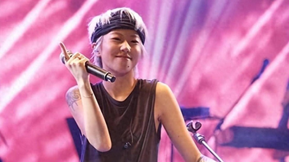 27岁窦靖童惊艳变身，神似王菲看呆观众，网友：虾线去掉顺眼多了封面图