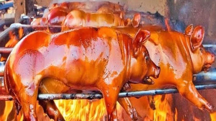 小哥祖传三代烤乳猪，猪皮烤的那叫一个焦脆，有这门手艺吃喝不愁