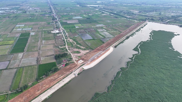 这是6月30日在湖南省岳阳市华容县团洲垸拍摄的重修加固后的洞庭湖大堤。