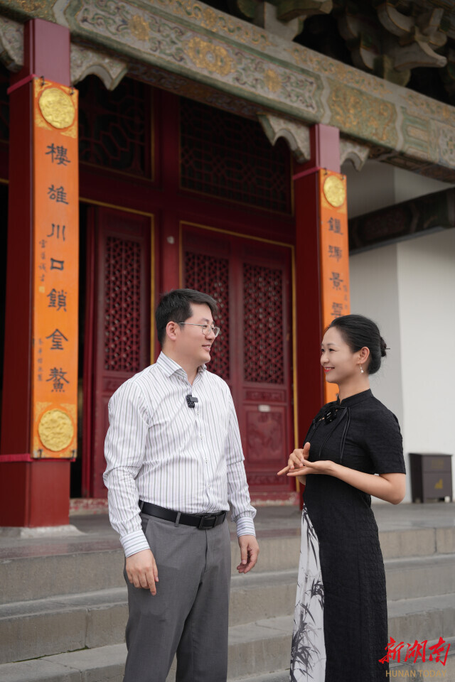 冯立君（左）为记者解联。