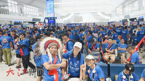 8月2日，九江球迷在庐山站准备乘坐首趟赣超球迷专列前往鹰潭，为球队加油助威。　　本报全媒体记者　　梁振堂摄