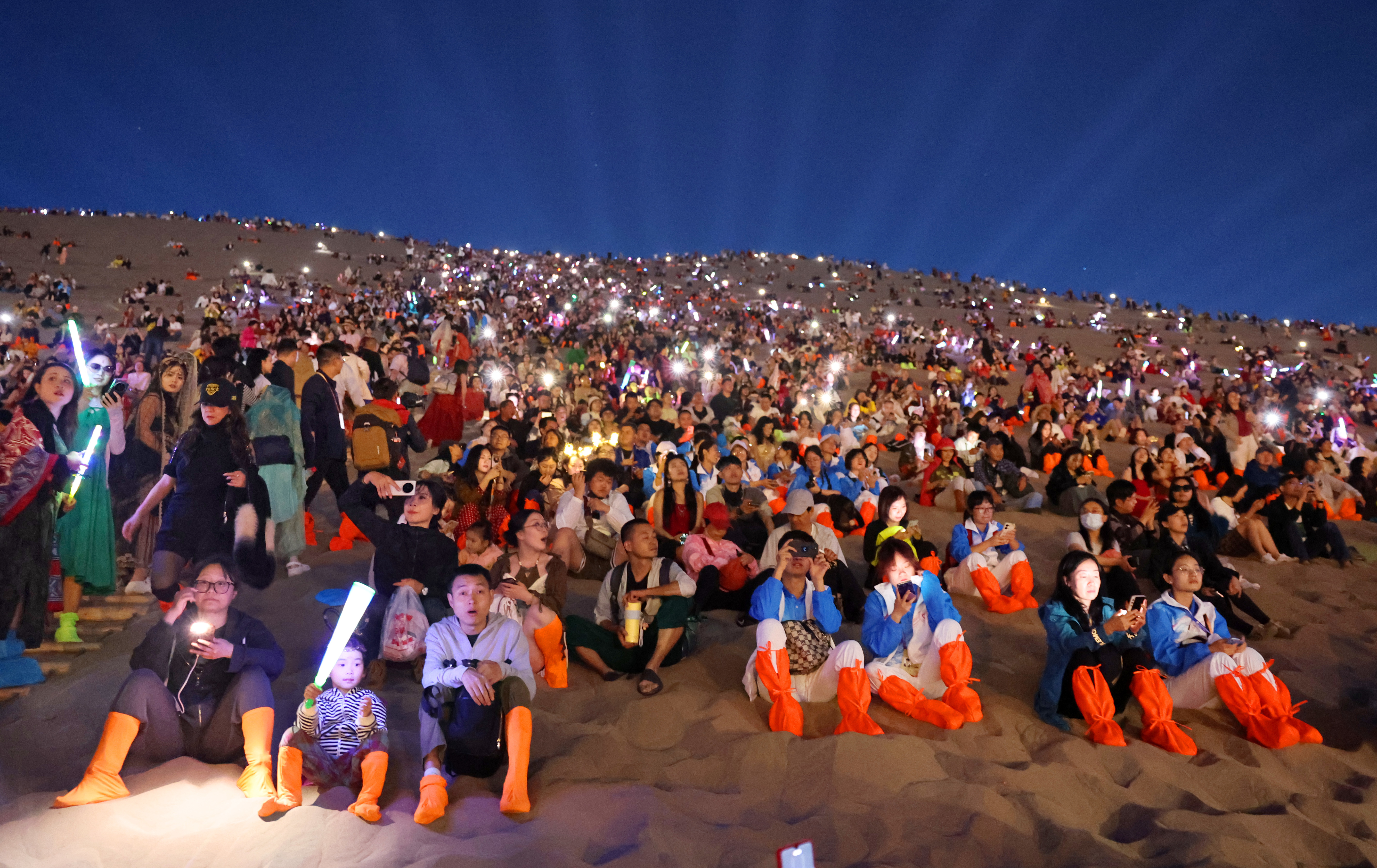 游客参与星空演唱活动 田蹊