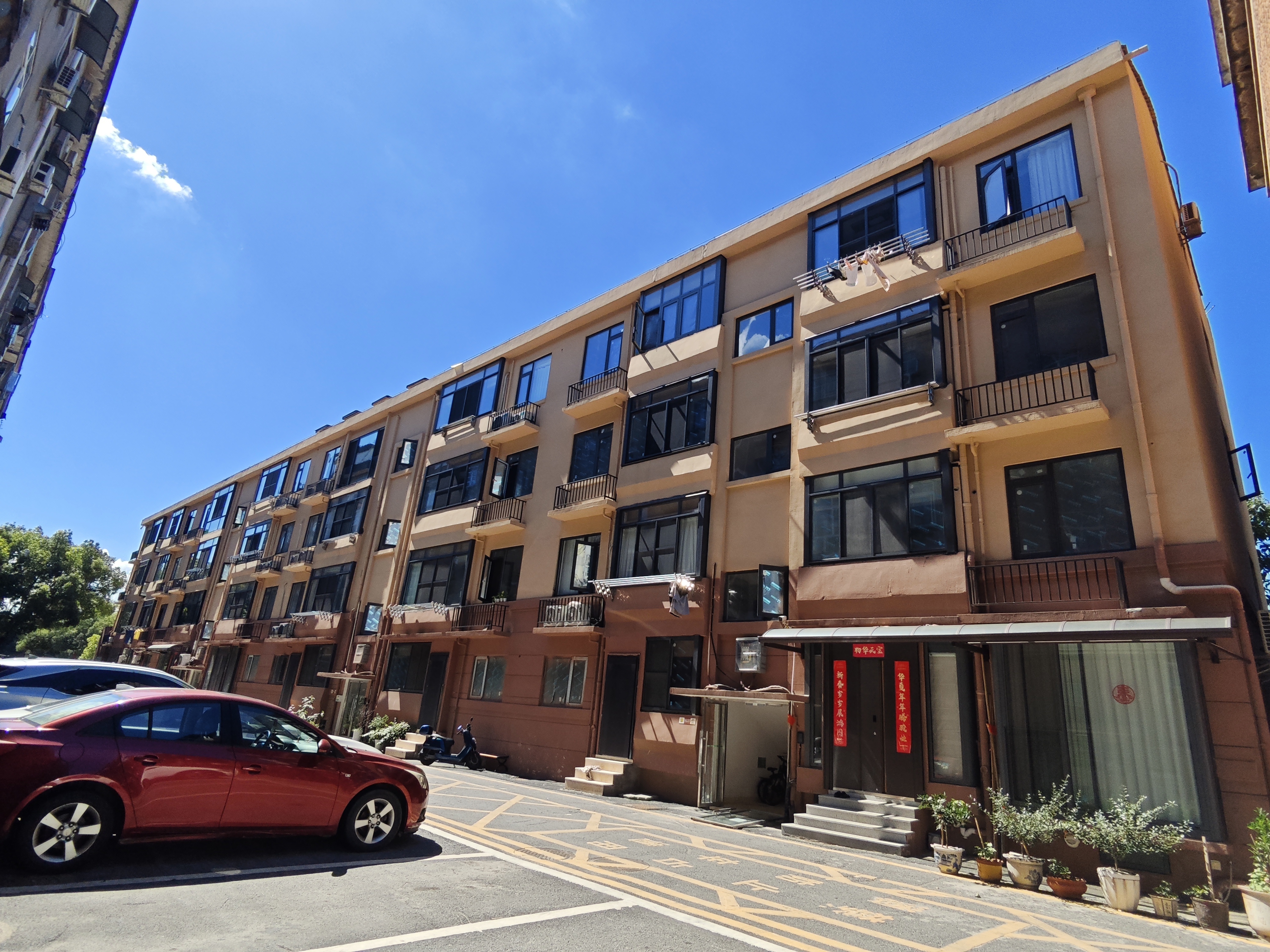 ▲重建后的住宅楼不光外表焕然一新，居民也住得放心。