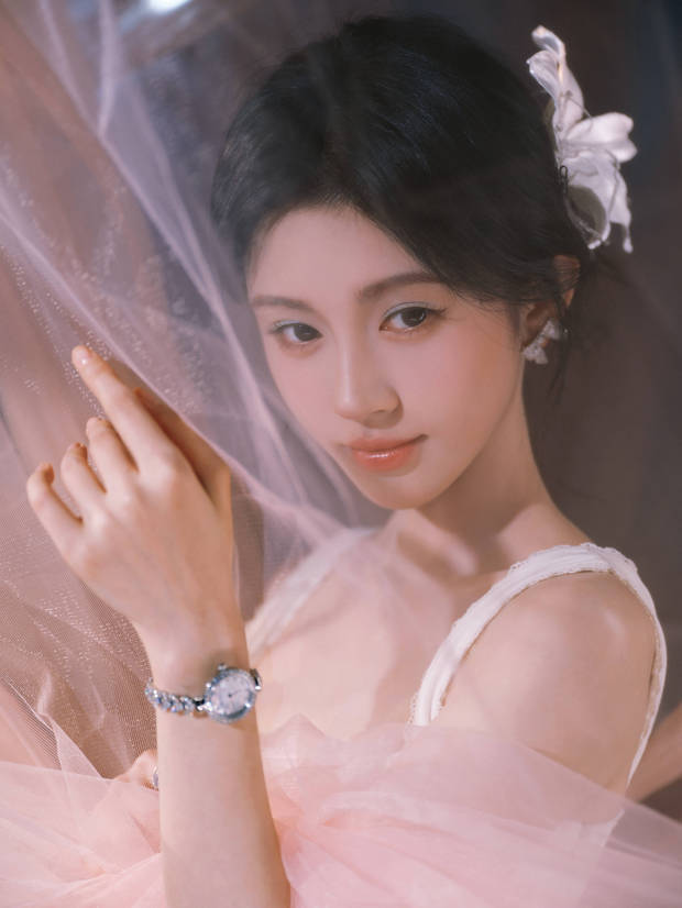 鞠婧祎在白纱遮掩下梦幻感十足。