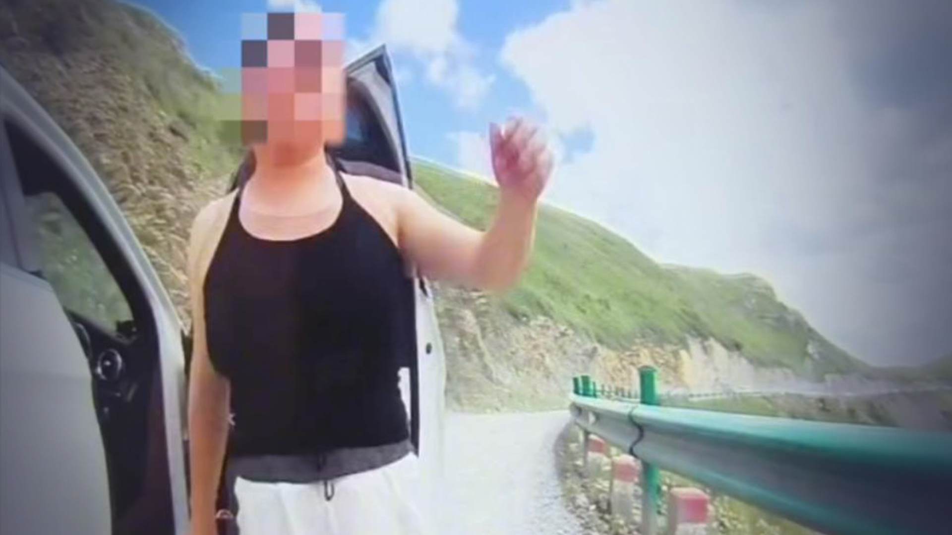 男子骑摩托车遭逆行奔驰车逼停，还被女司机猛踹，警方通报：双方均不接受调解