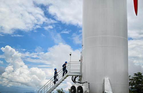 7月24日，巫山县三溪乡6号风机塔筒，工作人员正在进行巡检。记者 万难 摄