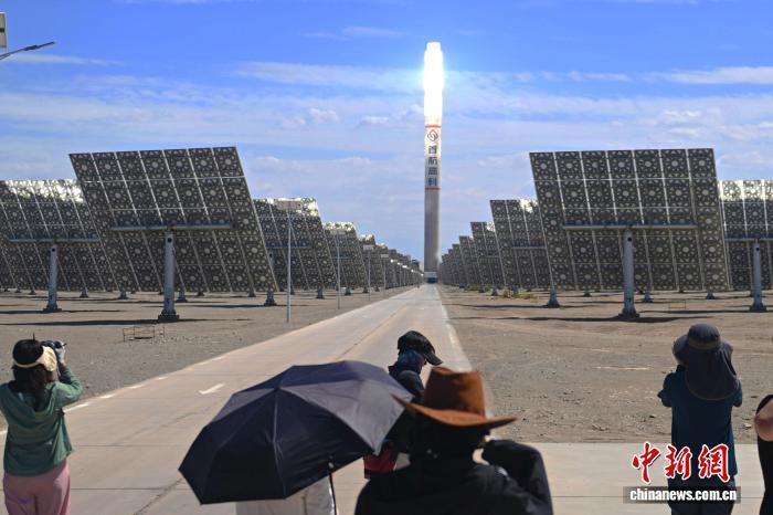 8月1日，甘肃省敦煌市，两岸婚生子女暑期研学活动成员参观拍摄敦煌首航高科熔盐塔式光热电站。中新社记者　李亚龙　摄