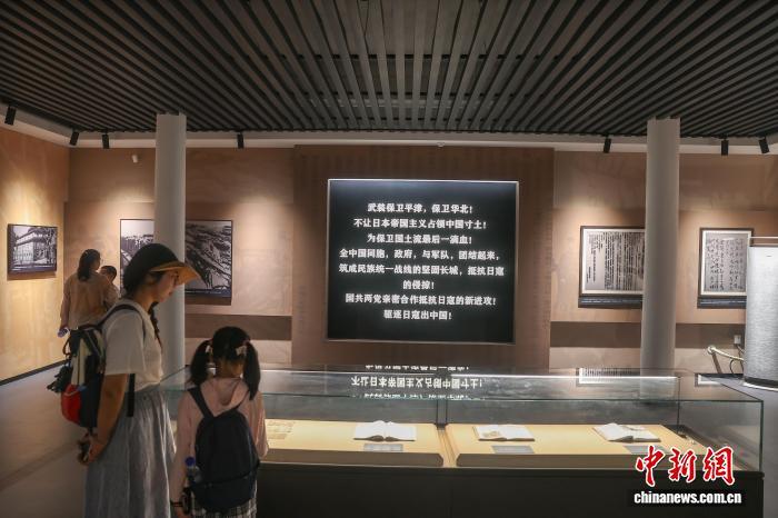 8月6日，江西庐山，民众在庐山抗战博物馆参观。中新社记者 刘力鑫 摄