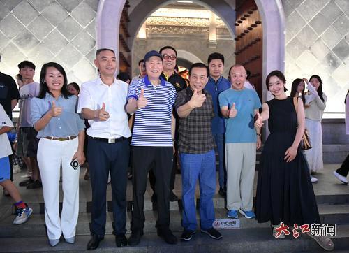 7月30日，南昌市萬壽宮歷史文化街區(qū)星光閃耀，一眾知名導(dǎo)演、演員齊聚此地，開啟精彩夜游之旅，瞬間點(diǎn)燃街區(qū)熱情。徐國亮攝
