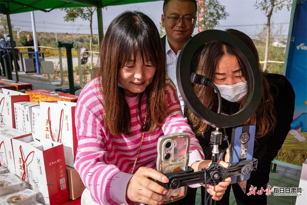 《科技为农业插上金翅膀（组照）》　刘怀裕　甘肃省摄影家协会供图