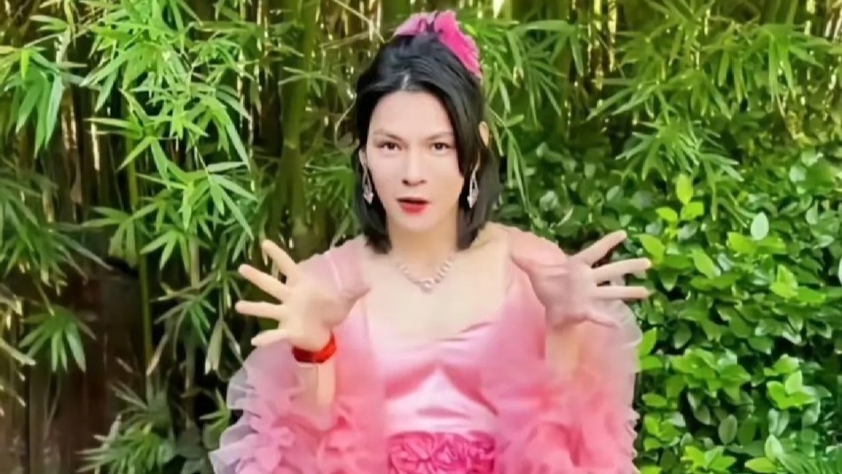 41岁向佐女装再引争议！胸前疑贴“神秘物”引1700 讨论，网友：这时尚我真不懂封面图