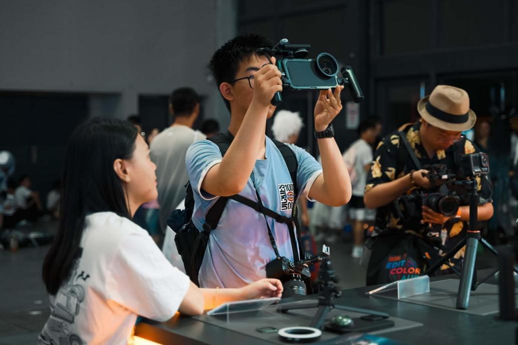 (用户在Bilibili World 2025展会上试用SmallRig斯莫格的产品)