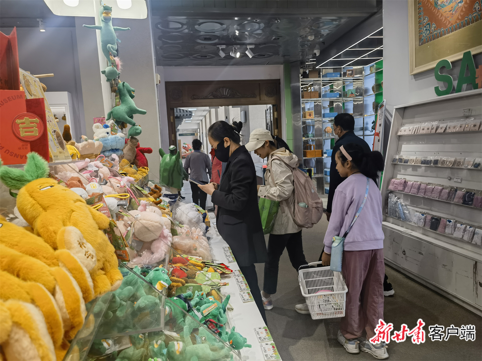 游客正在甘肃省博物馆文创商店选购文创产品　新甘肃·甘肃日报记者　白永萍　摄（资料图）