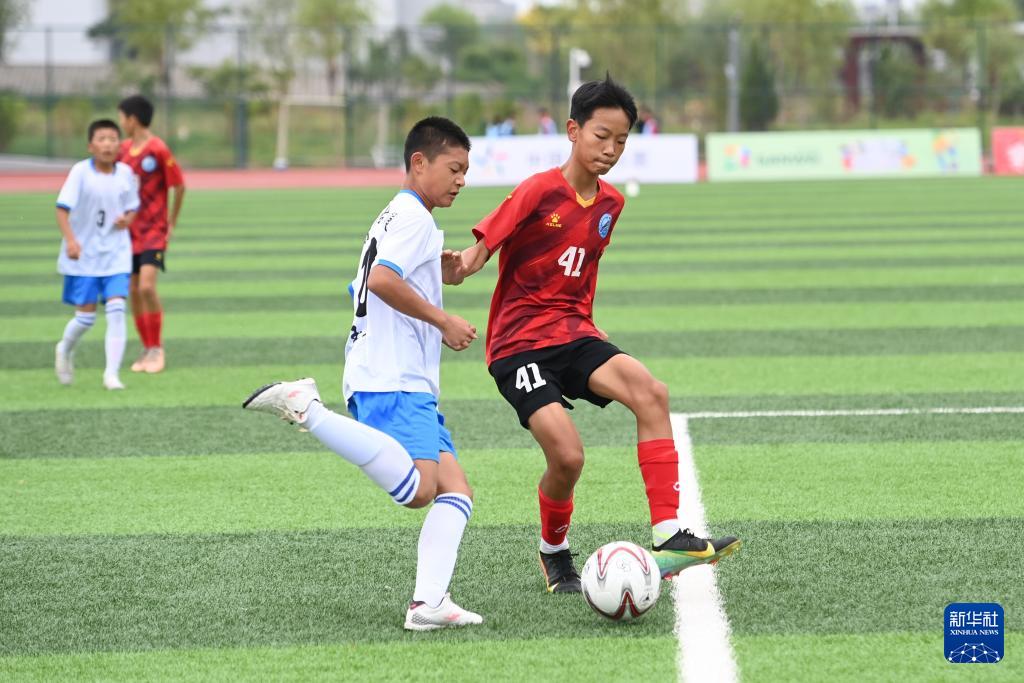 8月5日，甘肃省古浪县代表队球员杜玉龙（前左）与河南省实验中学代表队球员赵泊宇（前右）在U13男子组比赛中拼抢。新华社记者　范培珅　摄
