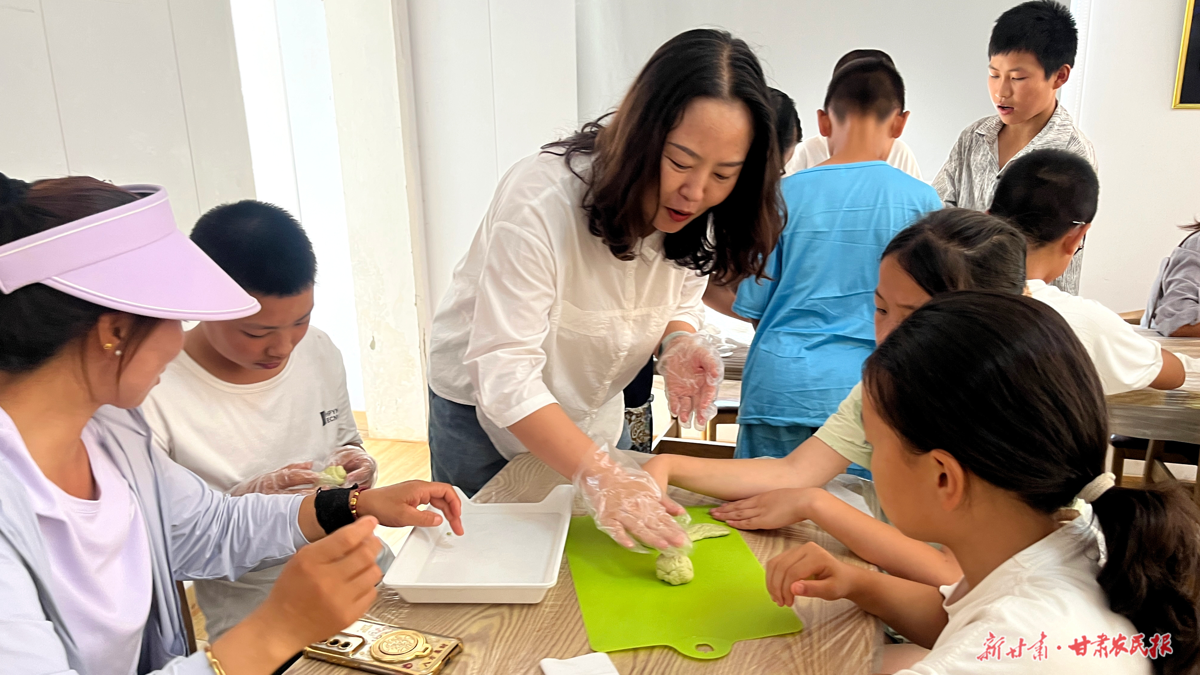 “爱心妈妈”与孩子们一起做面包