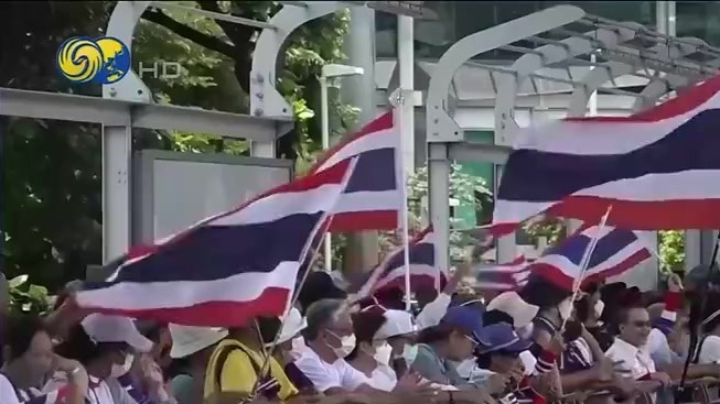 泰国民众集会要求已停职总理佩通坦辞职