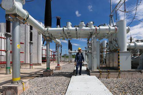 7月23日，合川区双槐新型储能电站，工作人员正在进行巡检。记者 尹诗语 摄