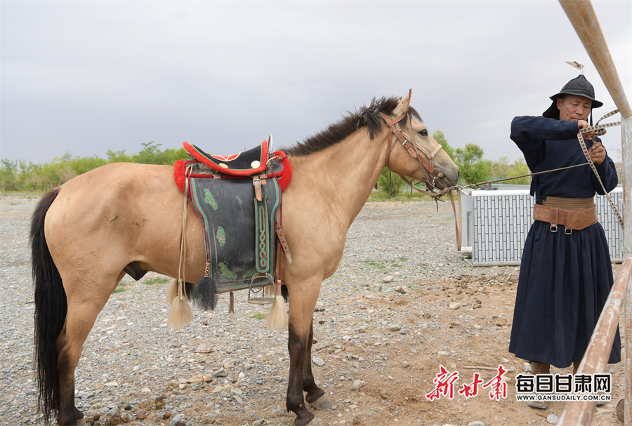 每次任务完成后,新军都要亲自拴马。