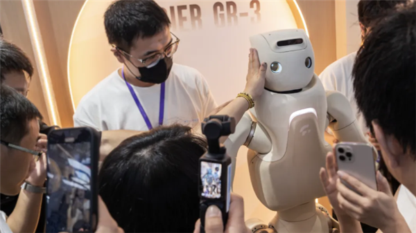 傅利叶GR-3人形机器人亮相 观众:触感太真实了 想和它拥抱