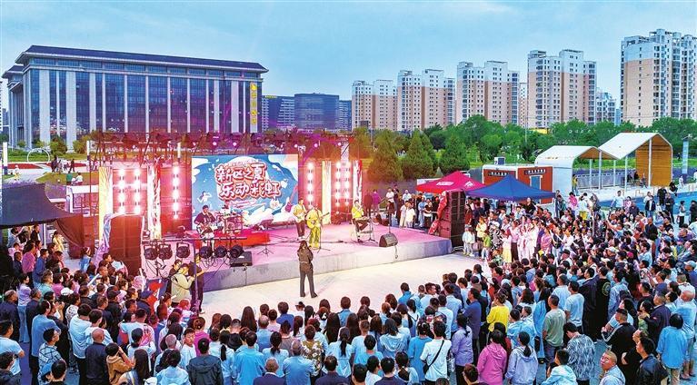 新区居民徜徉在欢乐的音乐海洋里,尽情享受热情似火的夏夜时光。兰州新区报记者 罗晋业 摄