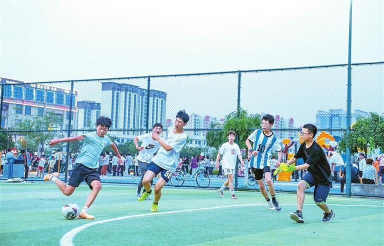 学生们在中川体育公园踢足球 兰州新区报记者 崔盛政 摄