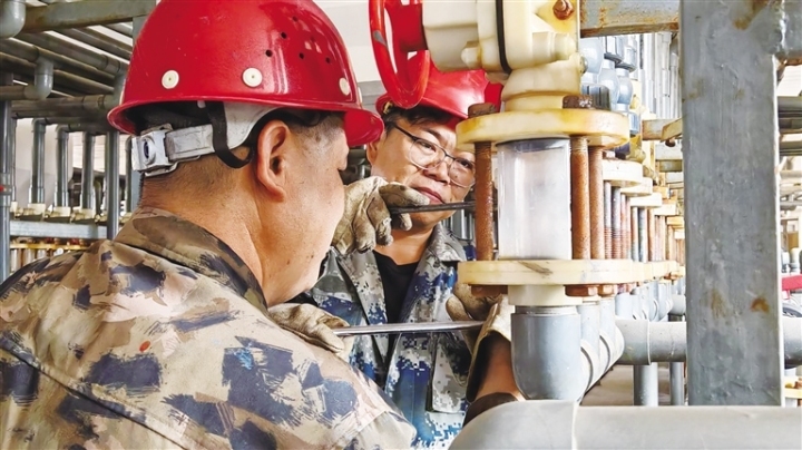 甘肃西域阳光食品有限公司员工检修设备。